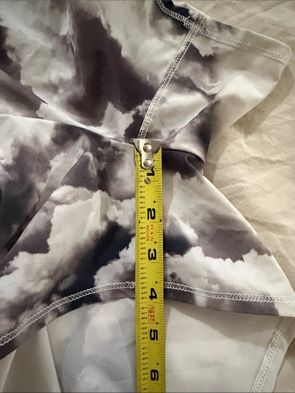 oiselle Women's Athletic Shorts in White and Gray Cloud Print - Picture 6 of 6